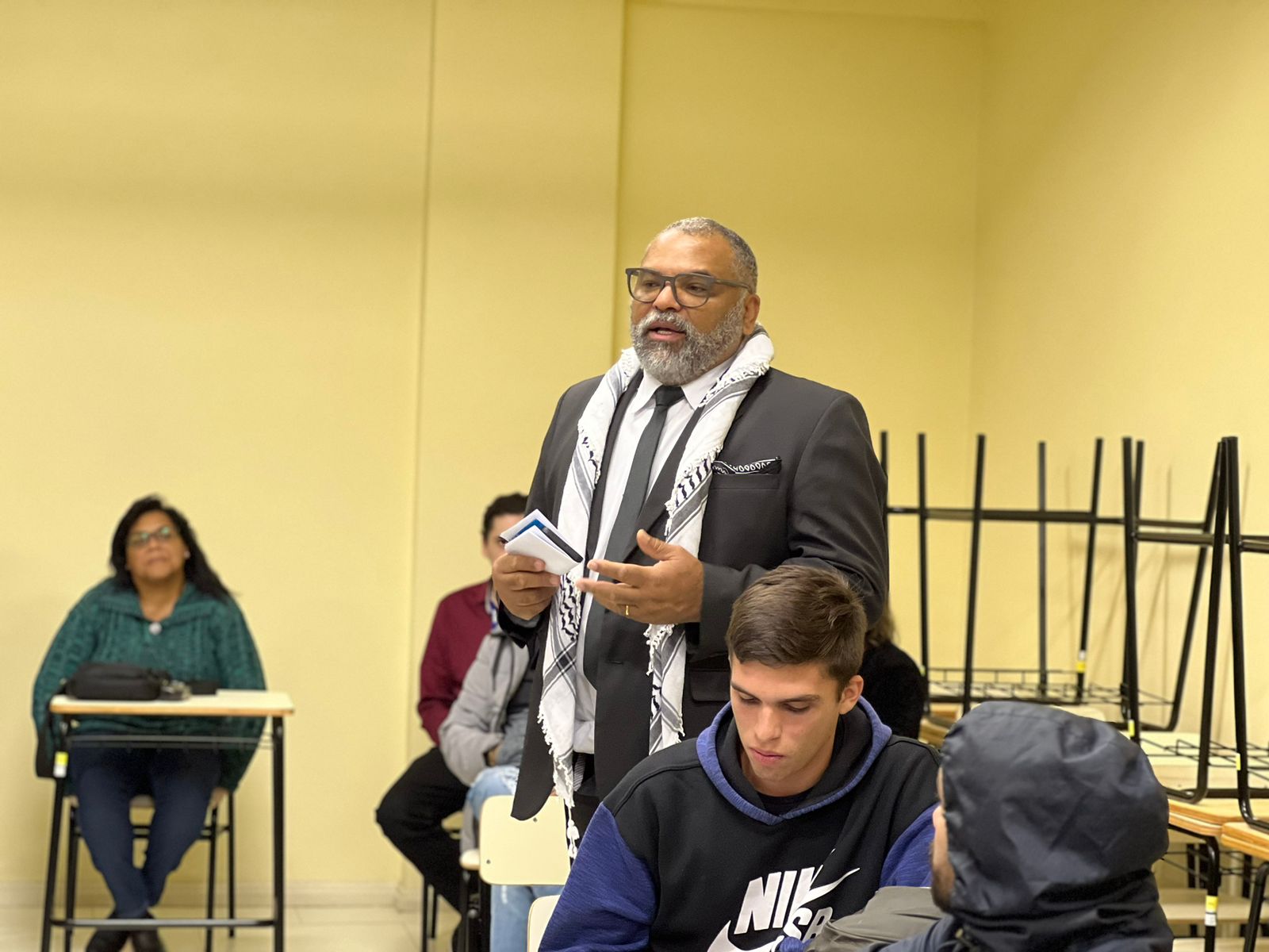 Reitor da Unipampa, Eng. Agrícola Robelaine Ribeiro, inserido no diálogo